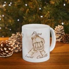 Mug La Famille personnalisable avec prénoms - Tasse personnalisée Papa avec 2 mains d'enfants