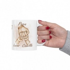 Mug La Famille personnalisable avec prénoms - Tasse personnalisée Papa avec 2 mains d'enfants